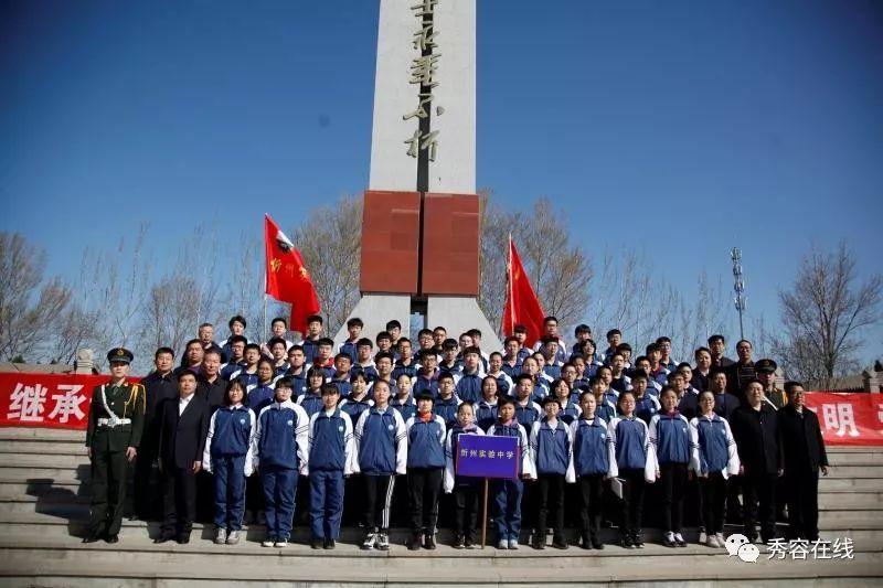 可爱女孩参加宴会
